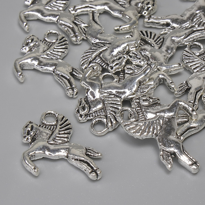 Wisiorek Pegaz, kolor metalu: srebrny, średnica 16×17 mm, otwór 2,4 mm, opakowanie 12 szt.
