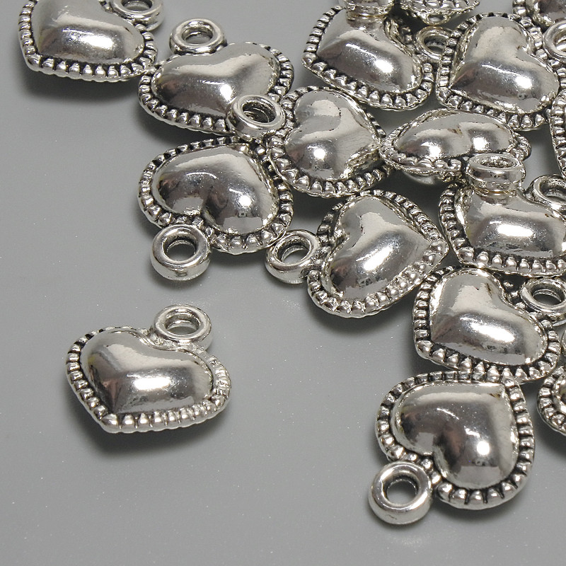 Wisiorek Serce, kolor metalu srebrny, średnica 11×13 mm, otwór na zawieszkę 2,2 mm, opakowanie 17 szt.