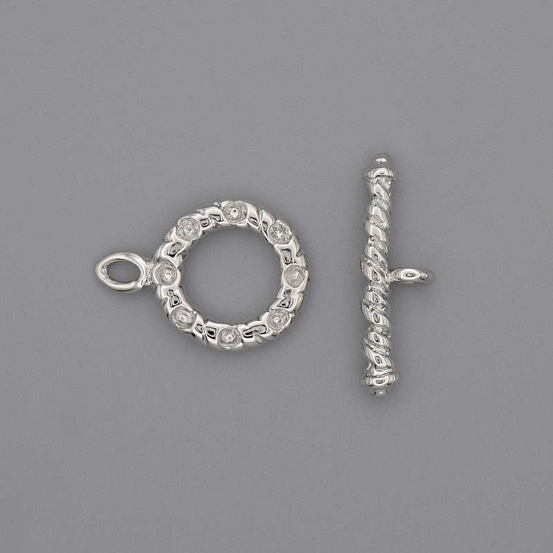 Zapięcie toggle, srebrny kolor metalu, średnica elementu 21×3,5 mm ±, koło 13 mm ±, średnica otworu 8 mm ±