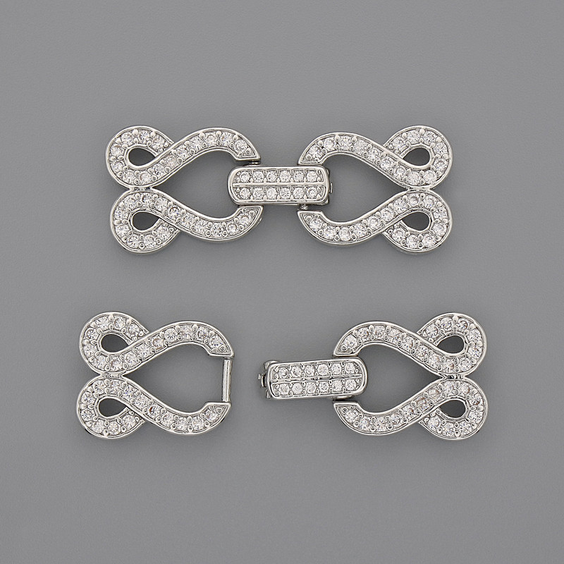 Zapięcie na dwie nici z białymi kryształkami, średnica 30×12 mm, kolor metalu srebrzysty