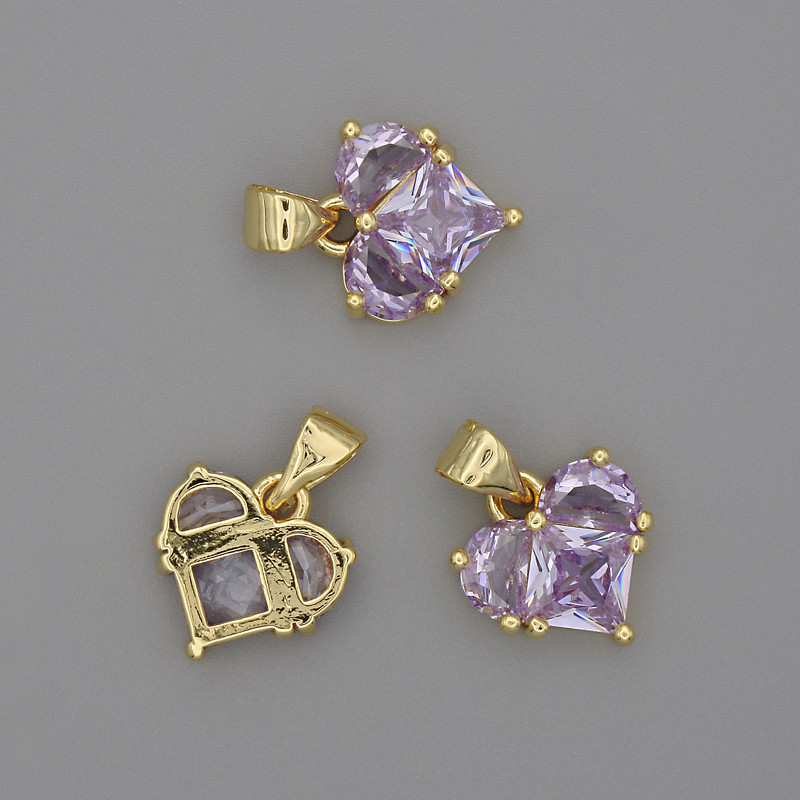 Wisiorek w kształcie serca z jasnofioletowymi kryształami 12×12 mm, długość około 17 mm, złoty metal