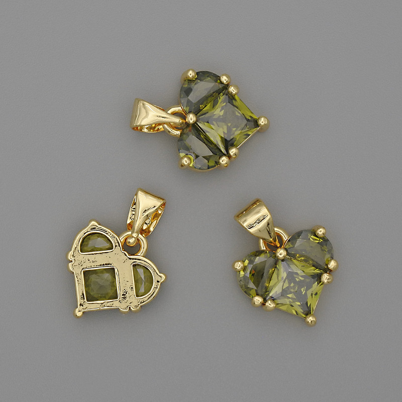 Wisiorek w kształcie serca z zielonymi kryształami 12×12 mm, długość 17 mm, metal w kolorze złota