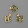 Wisiorek w kształcie serca z zielonymi kryształami 12×12 mm, długość 17 mm, metal w kolorze złota