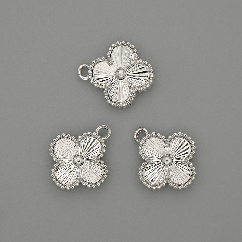 Wisiorek Koniczyna 14x14 mm +/- długość 17 mm +/- srebrzysty metal