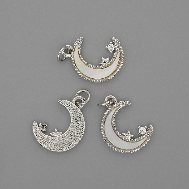 Wisiorek z masy perłowej „Księżyc” 15×13 mm ± biała cyrkonia, długość 20 mm ±, metal srebrzysty