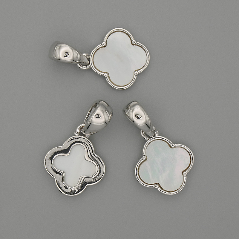 Wisiorek z masy perłowej w kształcie koniczyny 14×14 mm, długość 24 mm, metal w kolorze srebra