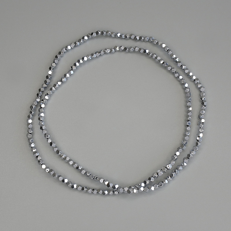 Koraliki hematytu, kolor srebrny, wielokątne, średnica 2×2 mm, na żyłce, długość 40 cm