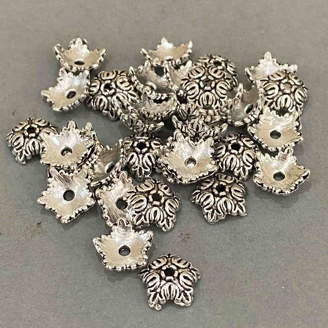 Czapeczki do koralików, kolor srebrny, średnica 10 mm, otwór 1,7 mm, opakowanie 40 szt.