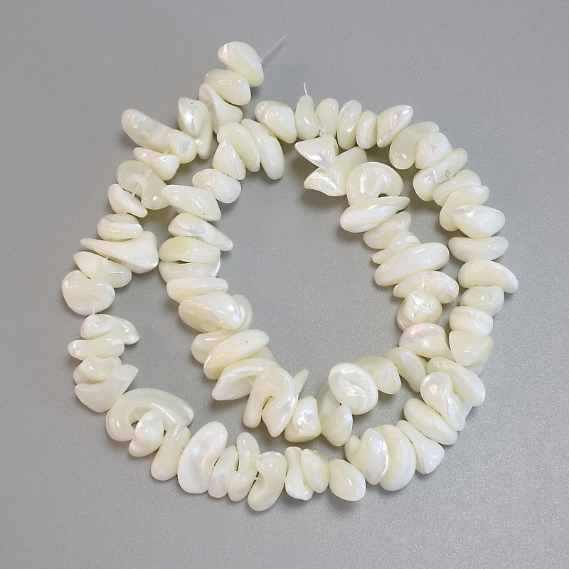 Koraliki z perłowego połysku fasetowane, średnica 9–16 × 6–10 mm, długość 37 cm na nici