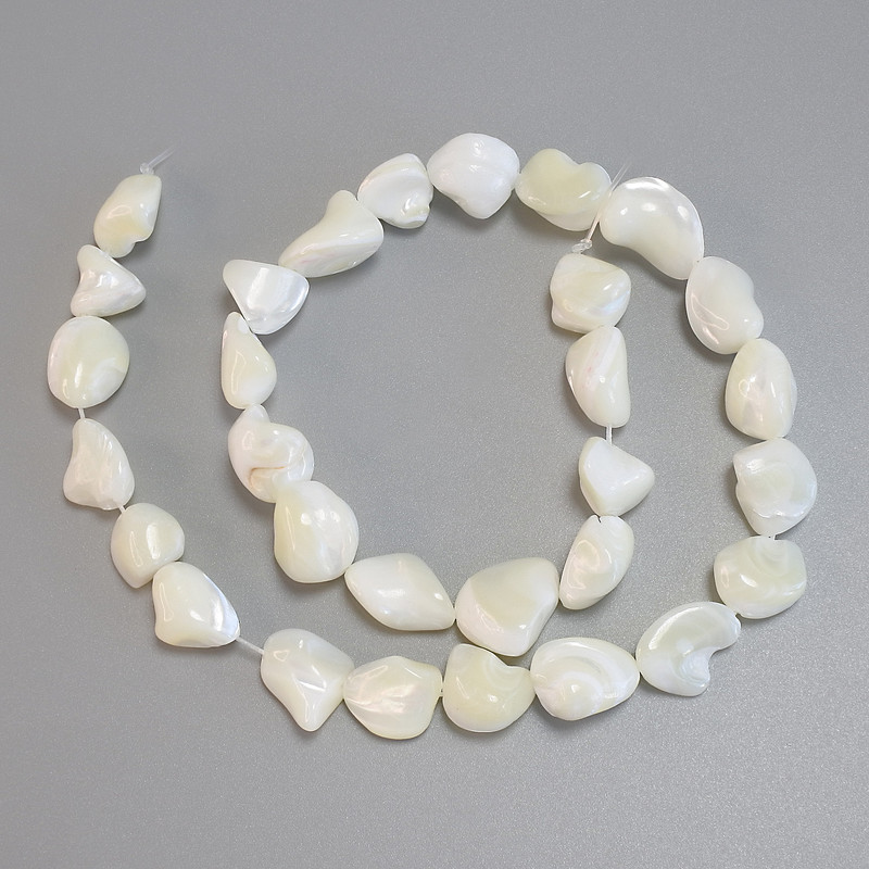 Koraliki z masy perłowej fasetowane, średnica 12-15×10-11 mm, 5 mm +/-, długość 38 cm +/- na nici