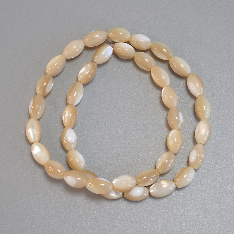 Koraliki z beżowego perłowego połysku w kształcie ziaren, średnica 10–11×6 mm, 5 mm +/-, długość 40 cm +/- na nici