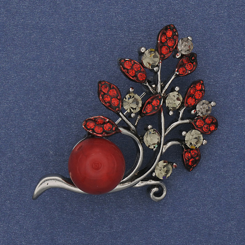 Broszka „Gałązka” z koralem, kryształami, metal srebrzysty, 48×28 mm