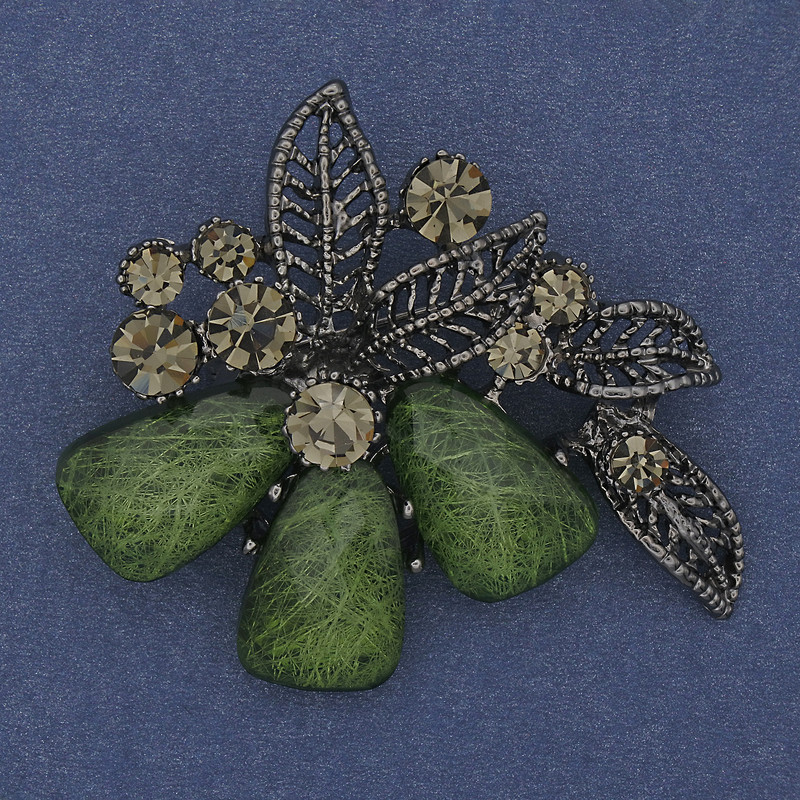 Broszka-wisiorek Akcent z zielonym efektem akwarium, szare kryształy, srebrzysty metal, 43×48 mm+