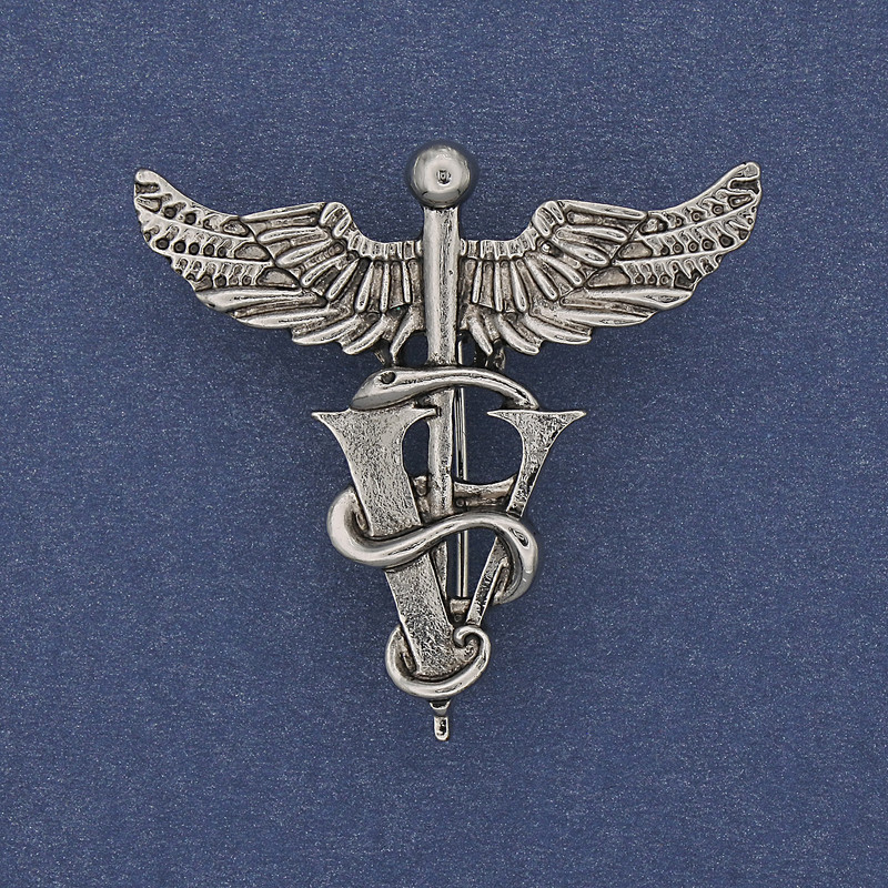 Broszka-wisiorek Kaducusz ze srebrzystego metalu 36×37 mm+