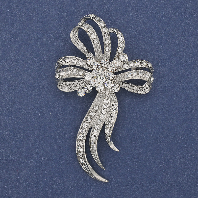 Broszka Kokarda z białymi kryształami, srebrzysty metal, średnica 72 × 43 mm +