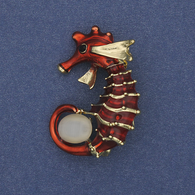 Broszka-wisiorek Koń morski, kocie oko, czerwona emalia, metal złocisty, 37×27 mm+
