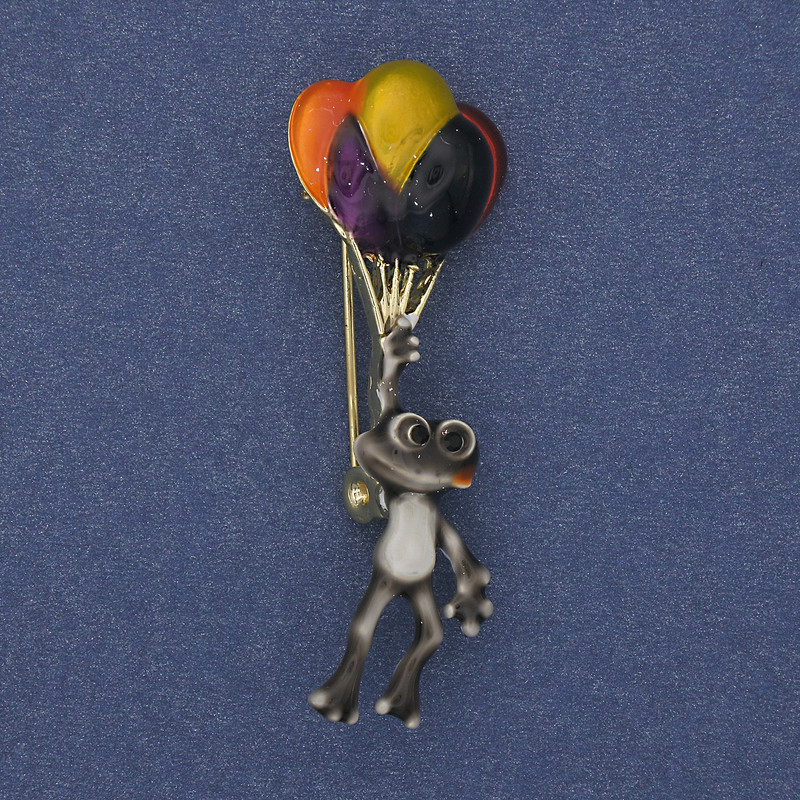Broszka-wisior Żaba z balonami emalia złocisty metal 48×17 mm+