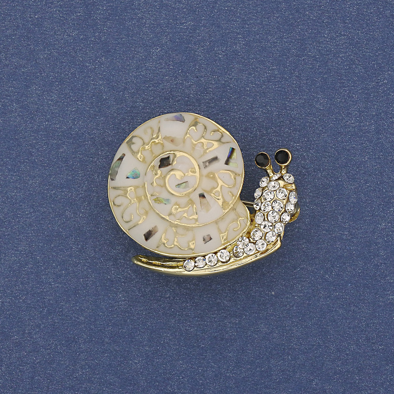 Broszka Ślimak z haliozytem i białymi cyrkoniami, złoty kolor metalu, 20×26 mm+