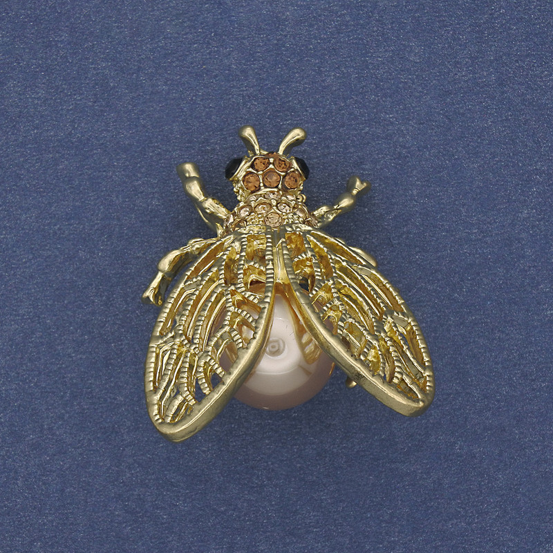 Broszka-wisiorek «Motyl» z różnokolorowymi kryształami, beżowy koralik, złoty metal, 26×33 mm