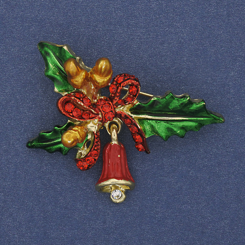 Broszka-wisiorek Noworoczna gałązka z kokardką i dzwoneczkiem, emalia, strass, metal złocisty 44×30 mm+