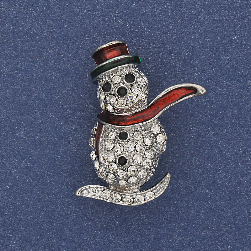 Broszka noworoczna w kształcie bałwana, z emalią, białymi cyrkonami i srebrzystym metalem, 32×22 mm +