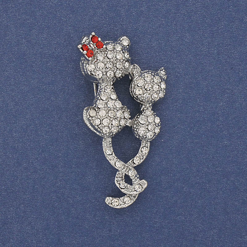 Broszka Kotka z białymi i czerwonymi strassami, metal o kolorze srebrzystym, 43×25 mm+
