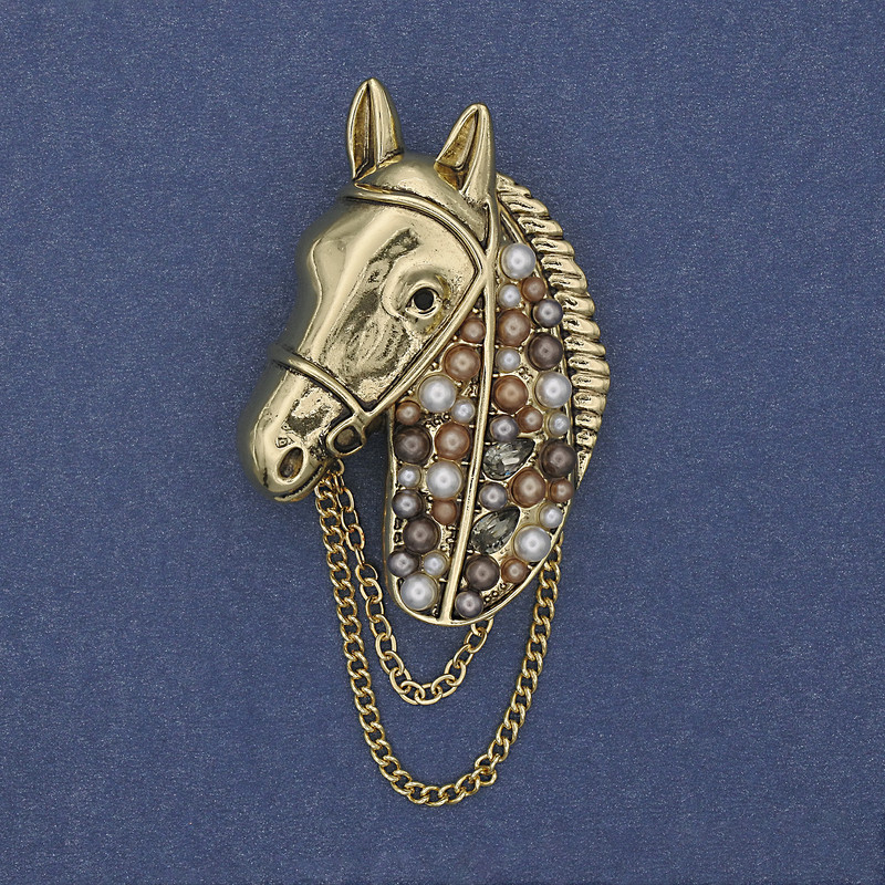 Broszka Koń z kryształami i perłami, łańcuszek złocisty, metal 46×29 mm+
