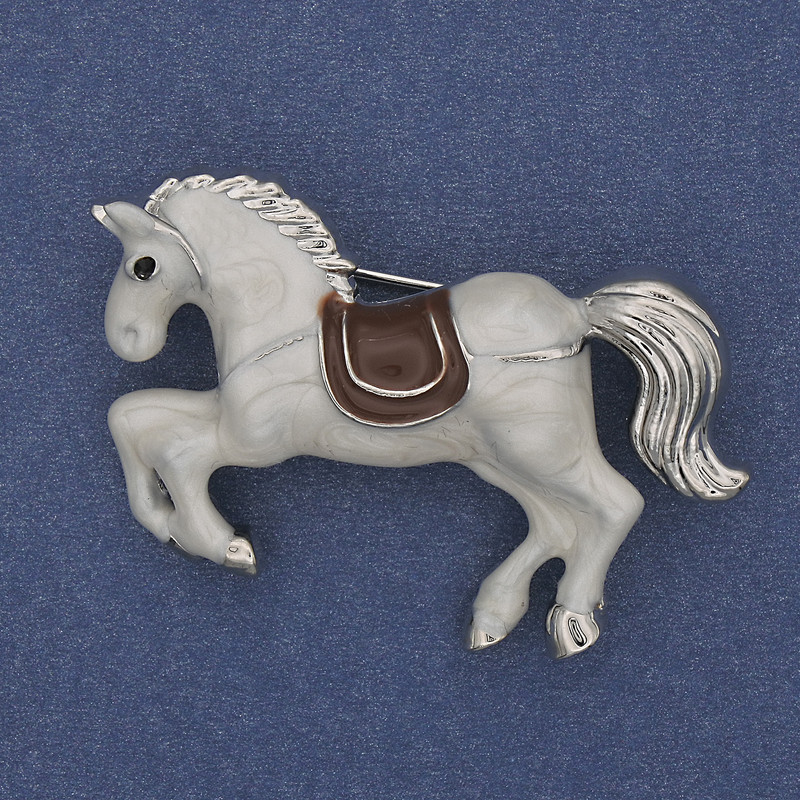 Broszka-wisiorek Koń, biała emalia, metal srebrzysty 46×28 mm+