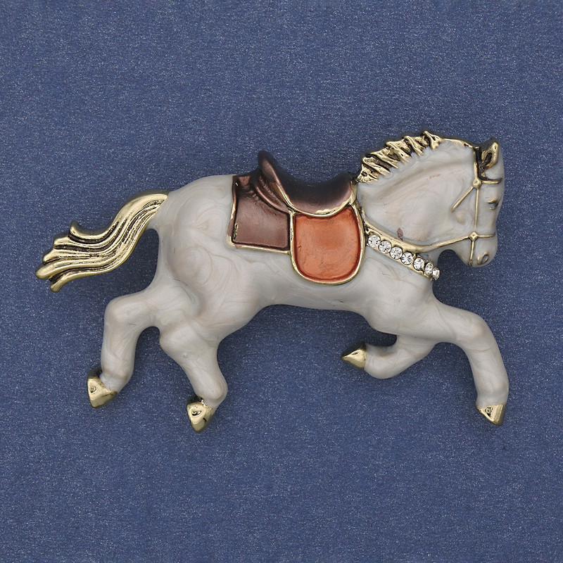 Broszka Koń — biała emalia, białe kryształy, złoty metal, 50×32 mm+