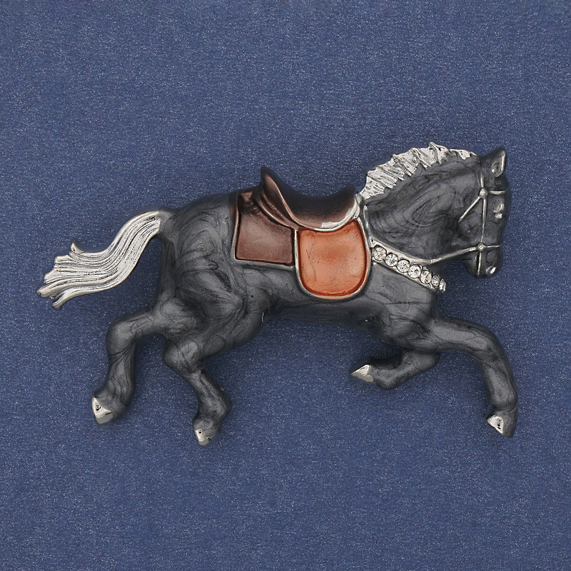 Broszka Koń – szara emalia, białe cyrkonie, metal złocisty, 50×32 mm+