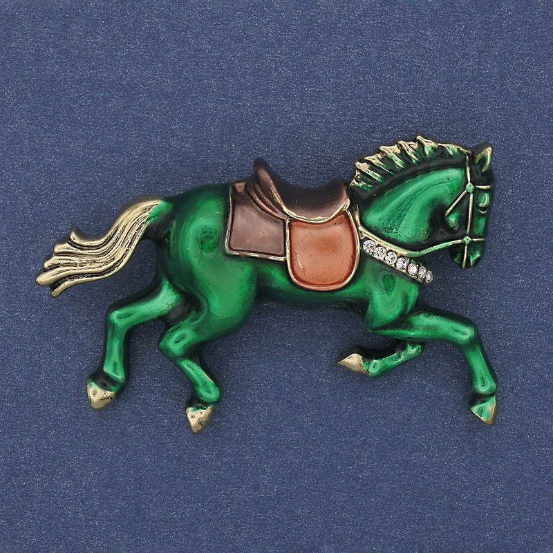 Broszka Koń z zieloną emalią, białymi kryształami, złocisty metal 50×32 mm+