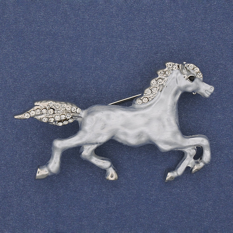 Broszka Koń z emalią, białe kryształy strassowe, metal srebrzysty, 50×32 mm+