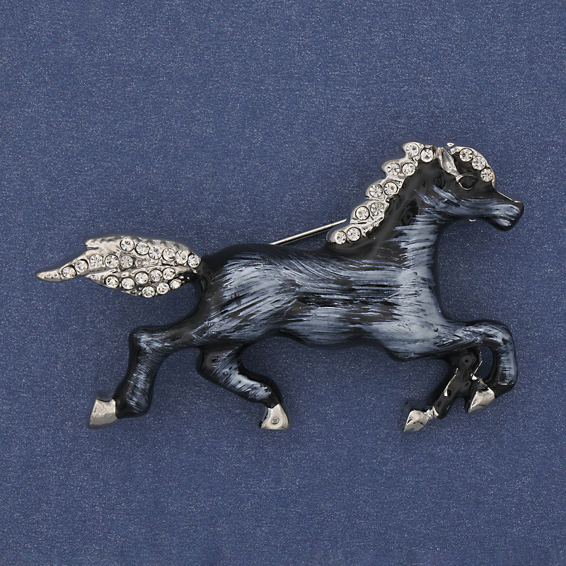 Broszka Koń kolorowa emalia, białe kryształy, srebrzysty metal, 50×32 mm