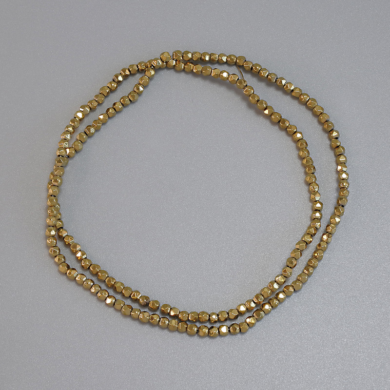 Koraliki hematytu w kolorze złotym, fasetowane, 2×2 mm +- na żyłce, długość 38 cm+
