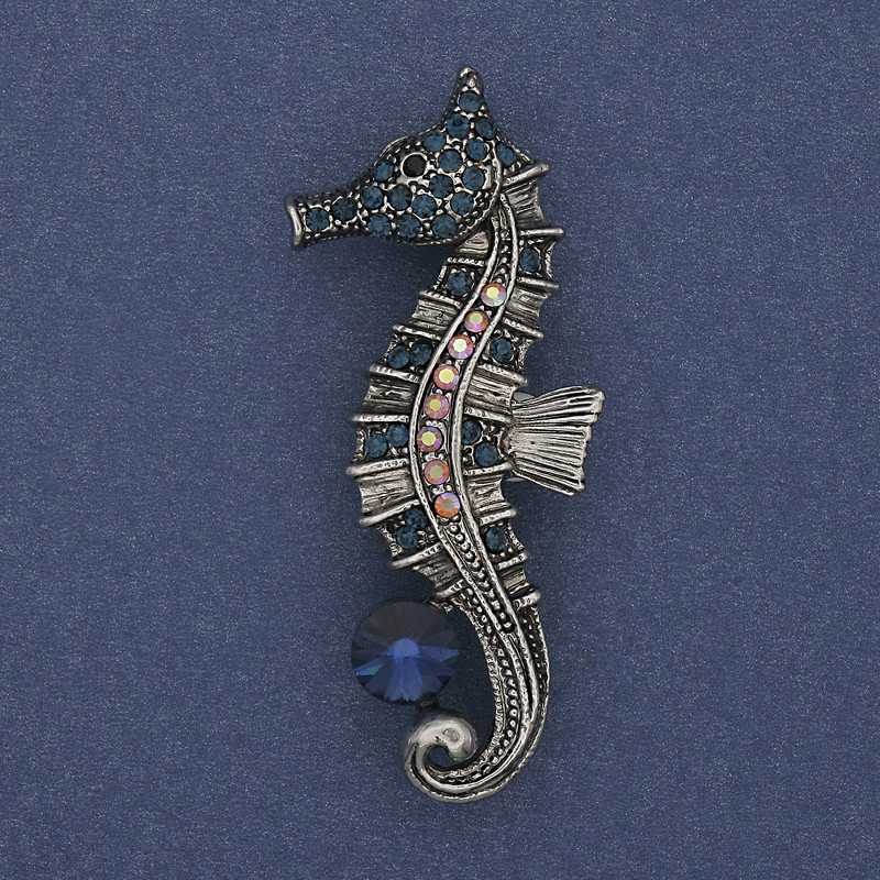 Broszka-wisiorek Koń morski z kolorowymi cyrkonami, niebieskim kryształem, metal srebrzysty 55×25 mm+
