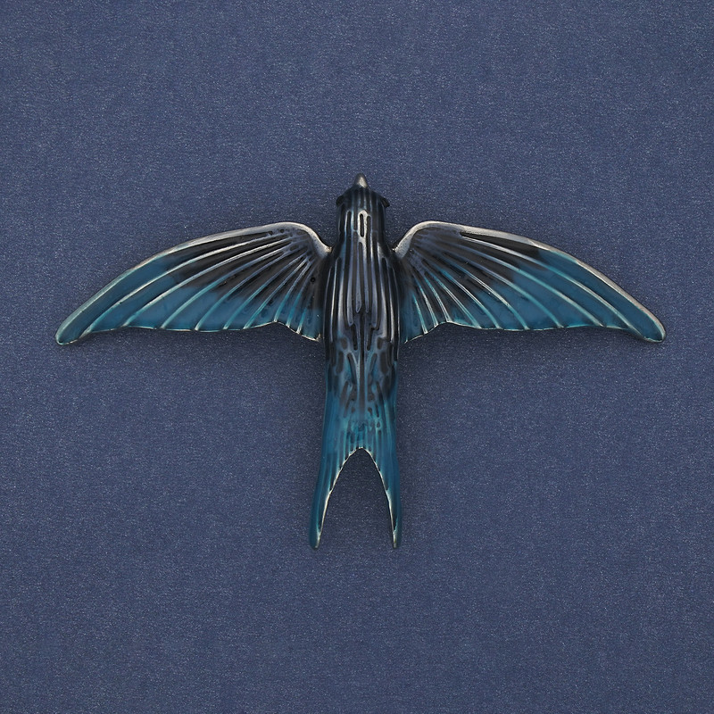 Broszka-wisiorek „Jaskółka” szaro-niebieska emalia, srebrzysty metal 78×50 mm+