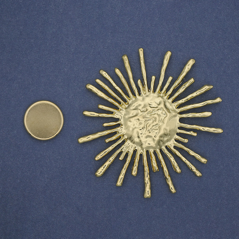 Broszka na magnesie Słońce metal złocisty 76 mm+
