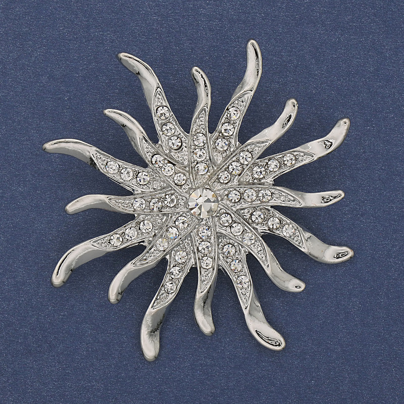 Broszka Słońce z białymi kryształami, metal srebrzysty 54 mm+