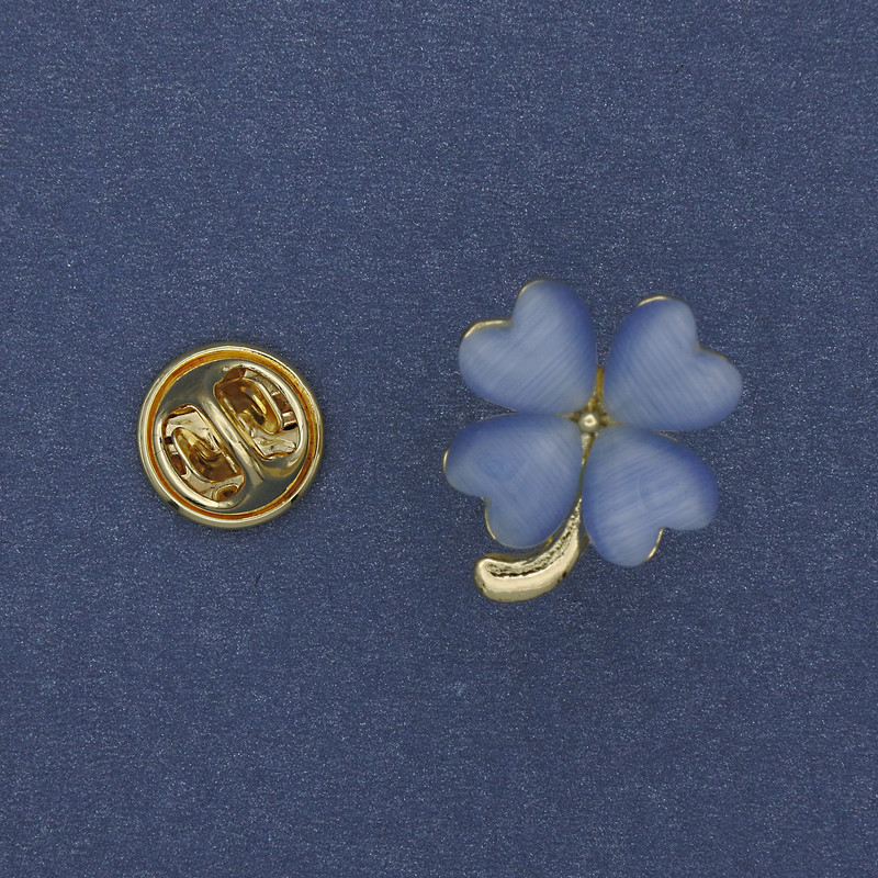 Broszka koniczyna – błękitne kocie oko, 20×17 mm, złoty metal