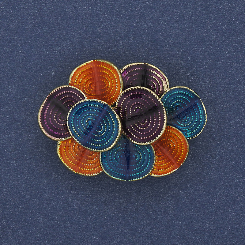 Broszka-wisiorek Akcent 36×26 mm, kolorowa emalia, metal złocisty