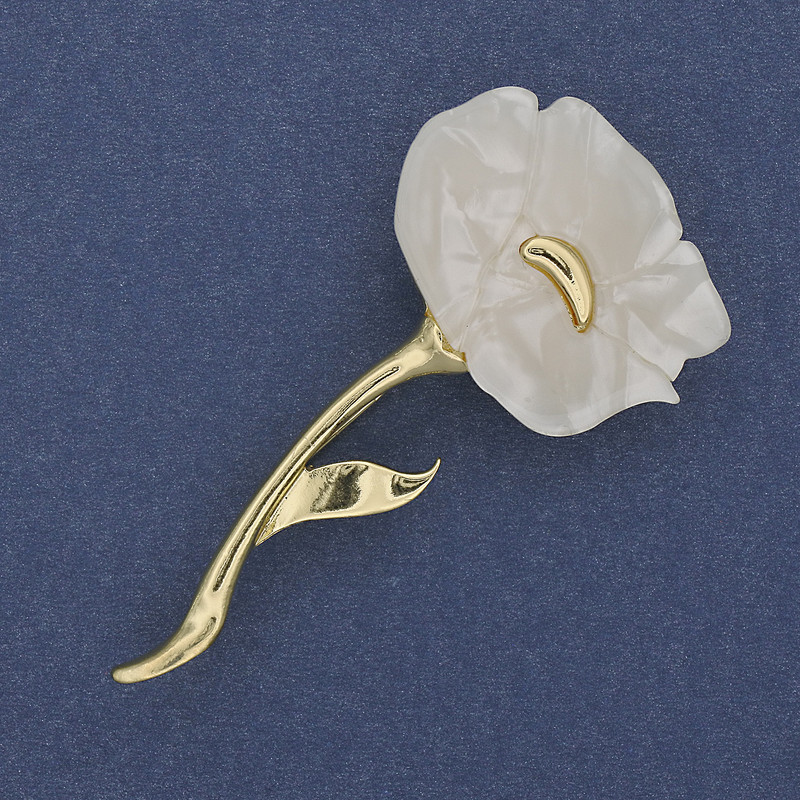Broszka – kwiat mak biały perłowy, 63 × 32 mm, metal złoty