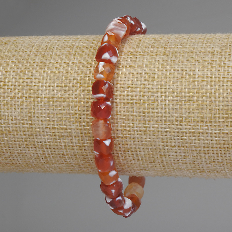 Bransoletka z agatu fasetowanego w kształcie kostek, średnica 7×7 mm, długość 18 cm, elastyczna