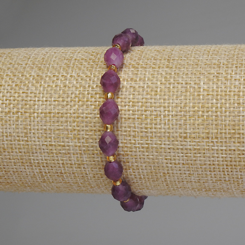 Bransoletka z turmalinu – fasetowane ziarenko, średnica 8×6,5 mm +/-; koraliki 3 mm +/-; długość 18 cm, elastyczna