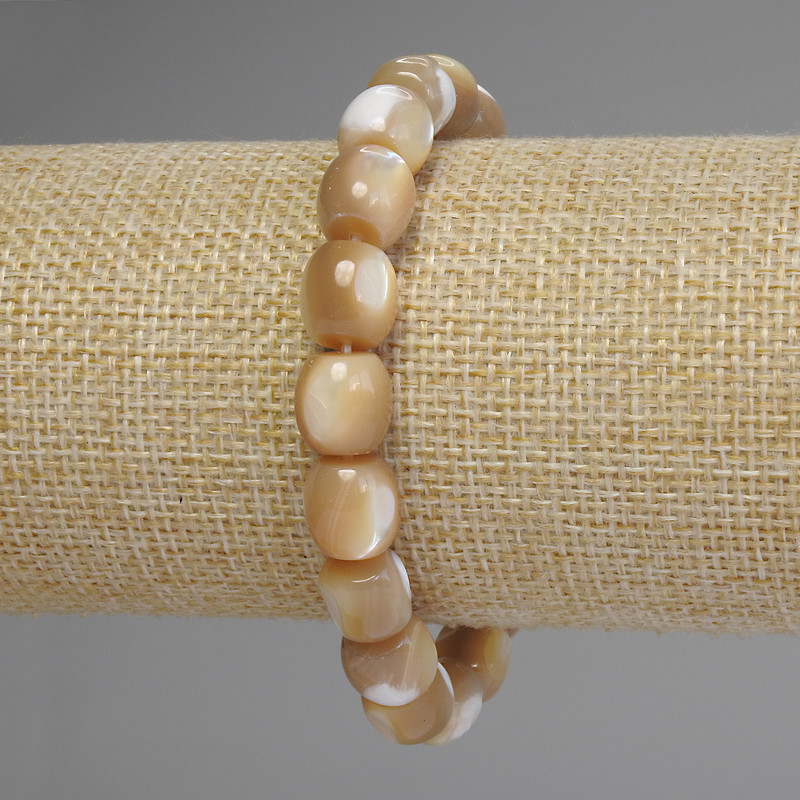 Bransoletka z masy perłowej w formie baryłek, średnica 10×9,5 mm, długość 18 cm, elastyczna