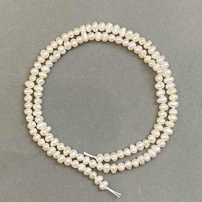 Koraliki z naturalnych pereł rzecznych 3×4 mm, długość około 35 cm, na nitce