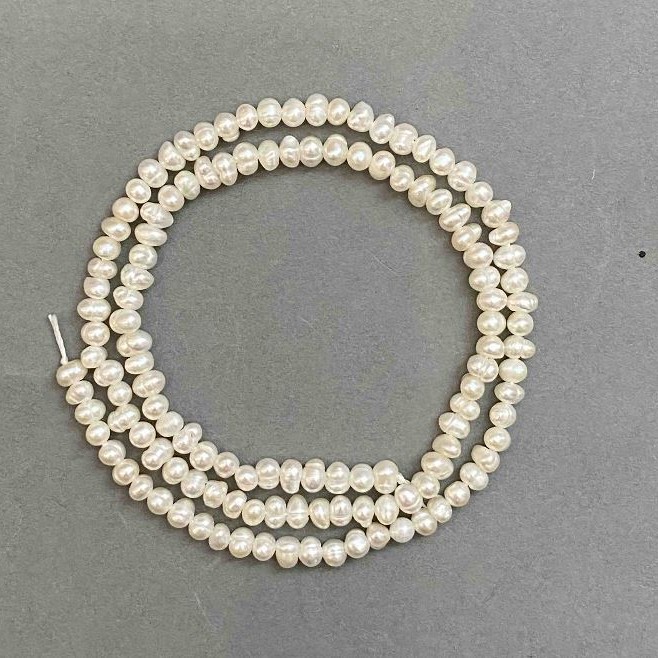 Koraliki z naturalnych pereł rzecznych 3×4 mm, długość ok. 35 cm na nitce