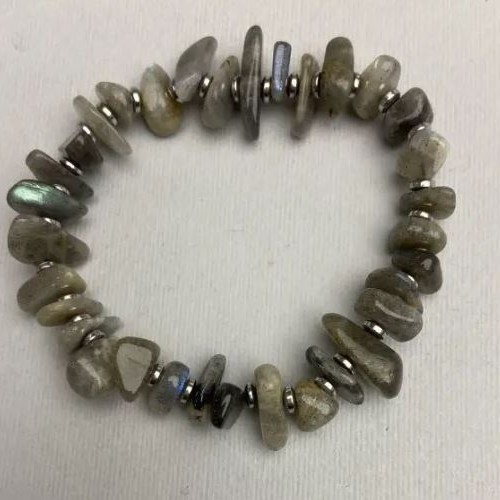 Bransoleta z odłamkami labradorytu o wymiarach 10-15×2-7 mm, z metalowymi wstawkami, długość 18 cm, elastyczna