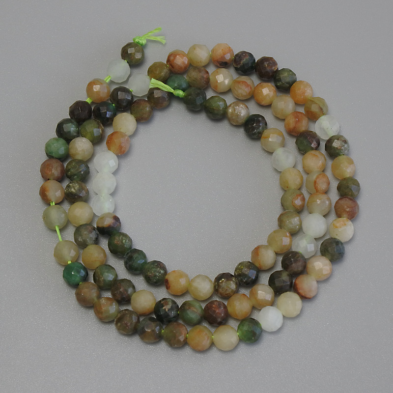 Koraliki z jadeitu fasetowane, na nici, o średnicy 4 mm, długość 39 cm