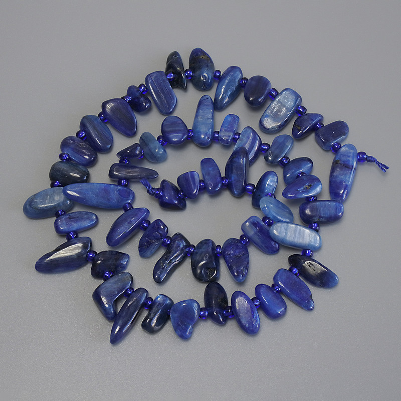 Kyanit – fragment skrzydła motyla, średnica 10–17×5–7 mm ±, koraliki 3 mm, długość 39 cm na nitce