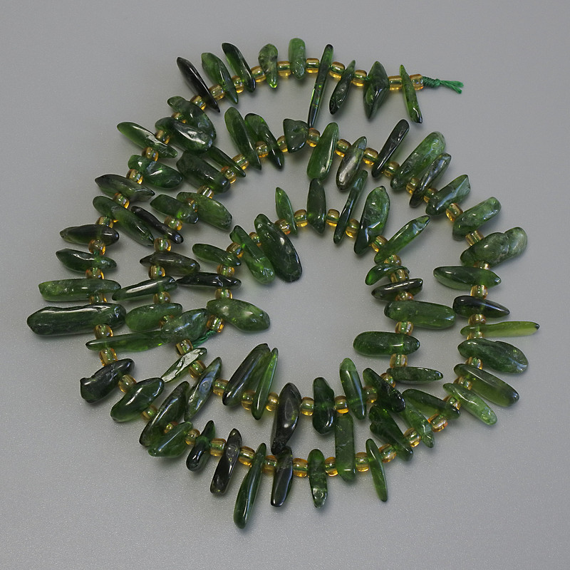 Koraliki z diopsydu — drobiny, średnica 11-15×1-2, 5 mm ±, koraliki 3 mm ±, długość 39 m ± na nitce